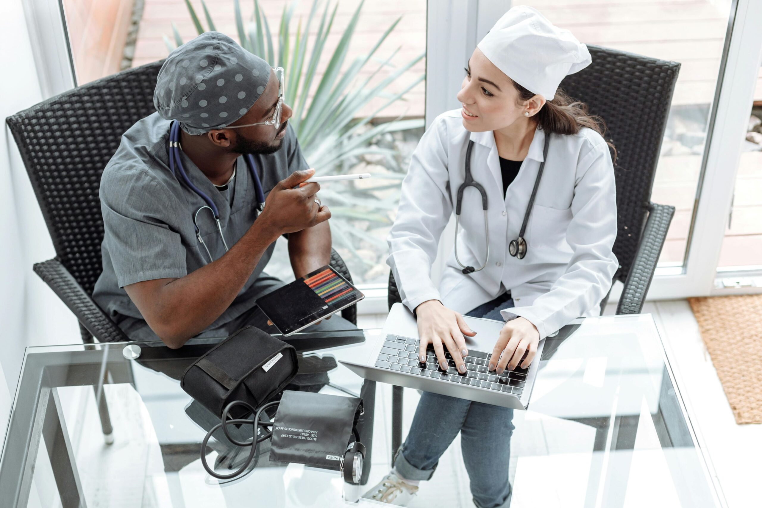 Two medical professionals are engaged in a discussion.