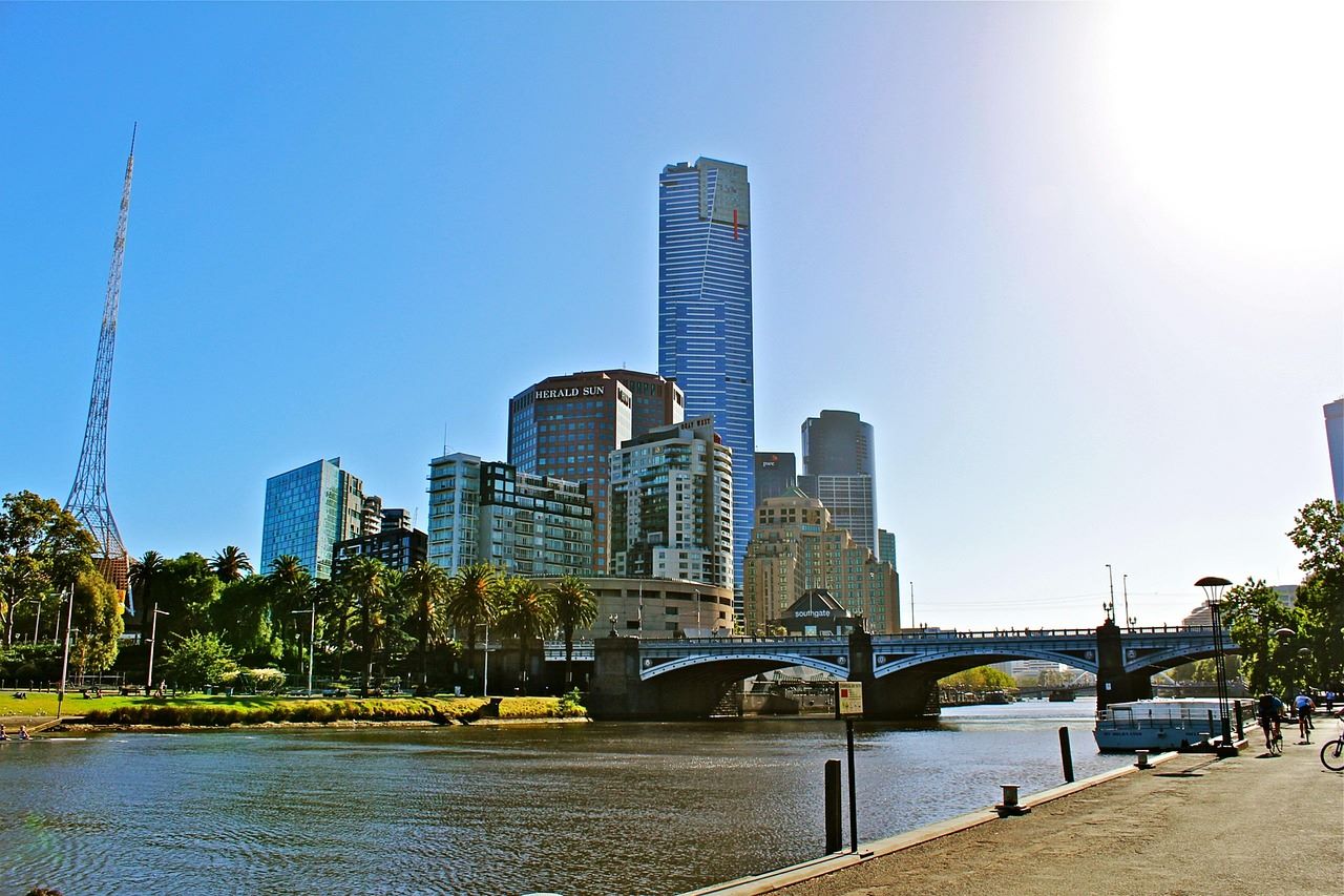 Melbourne skyline at sunset—EverLend brokers guide first-home buyers in choosing the best suburb to live in Melbourne and securing a home loan.